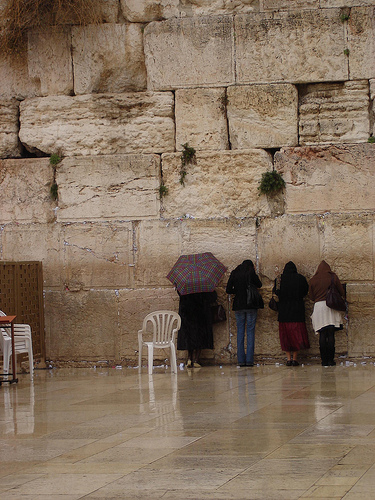 נשים מפתללות בכותל