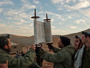 חיילים מתפללים במדבר 