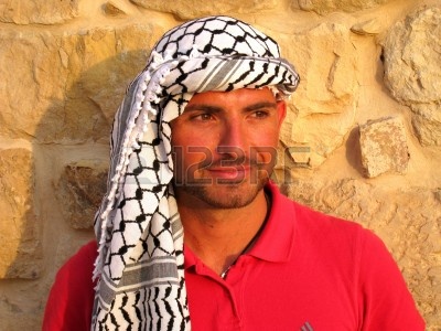 בן אדם חובש כפייה