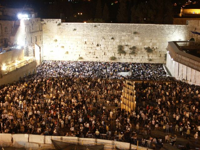 התקהלות של אנשים בכותל