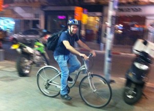 איש רוכב על אופניים איש רוכב על אופניים