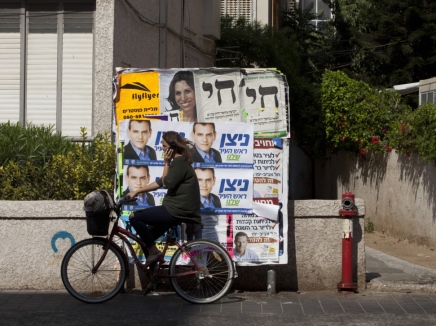 אישה רוכבת על אופניים